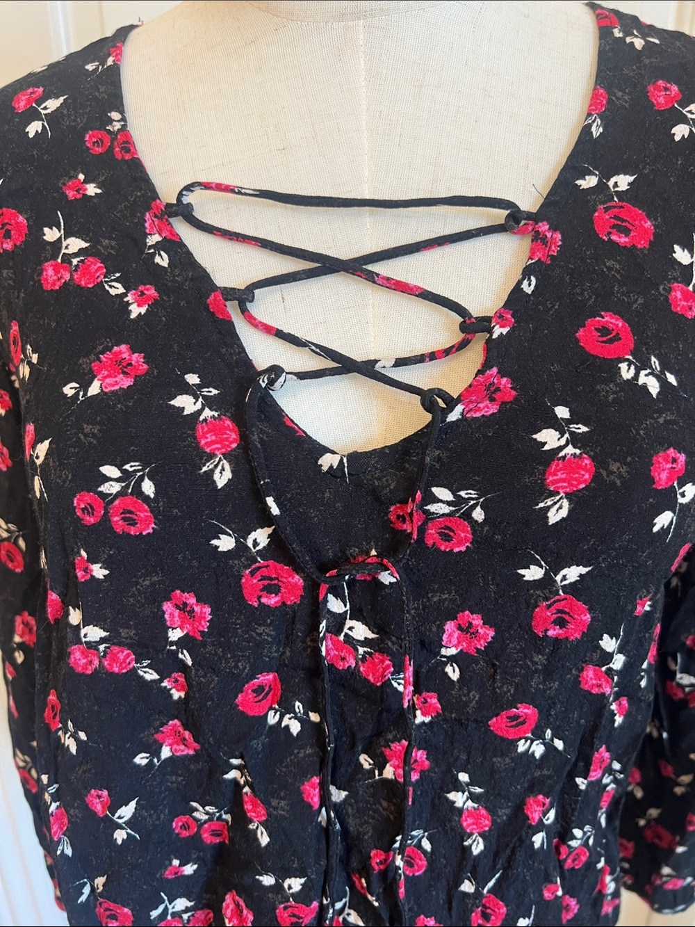 Forever 21 Women's Black Floral Lace-Up V-Neck Top - Picture 2 of 4